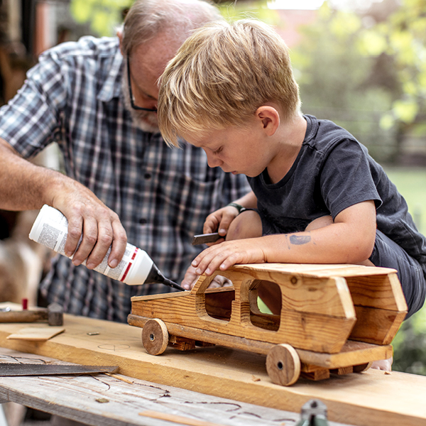 La_grande_journée des_petits_entrepreneurs_papa_enfant_bricolage