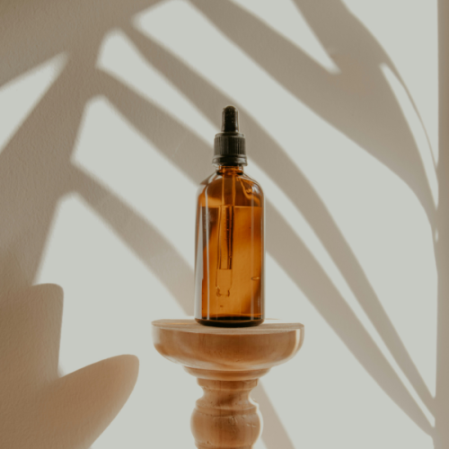 huile à cheveux sur fond beige