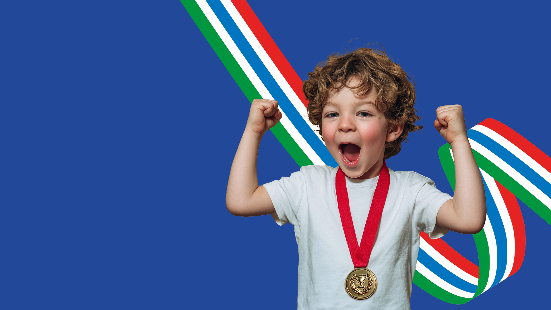 Petit garçon content avec une médaille sur un fond bleu