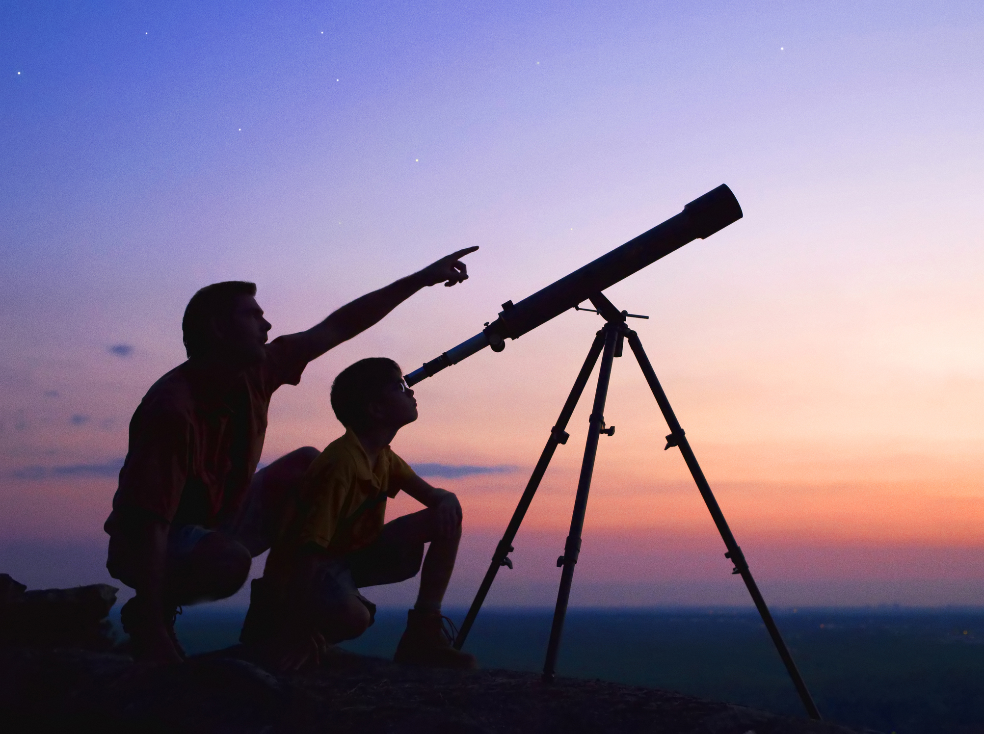 Un télescope (ou un livre d’astronomie)